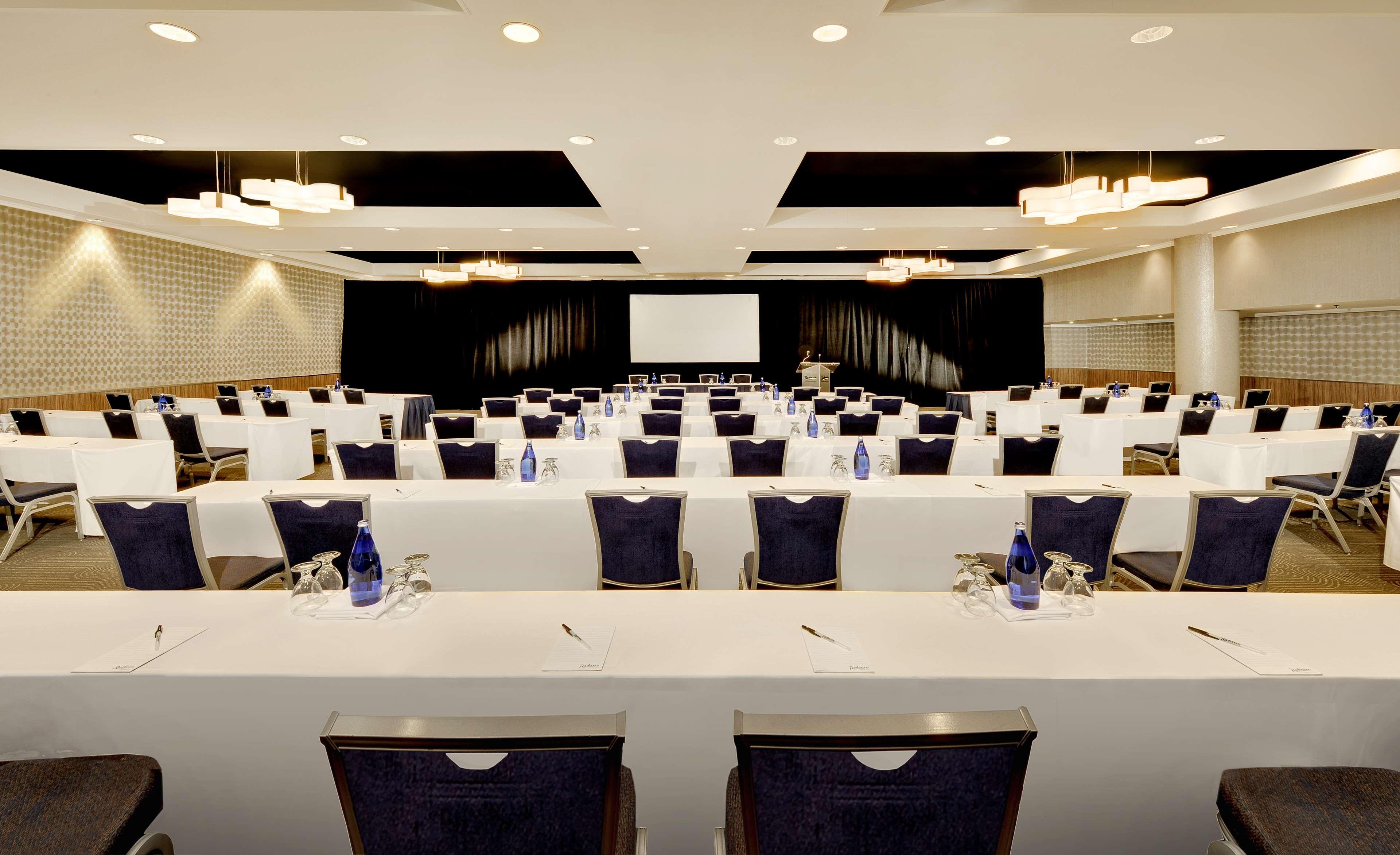 Radisson Blu Toronto Downtown Hotel Exterior photo