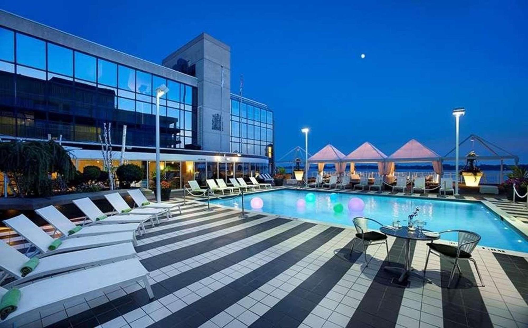 Radisson Blu Toronto Downtown Hotel Exterior photo