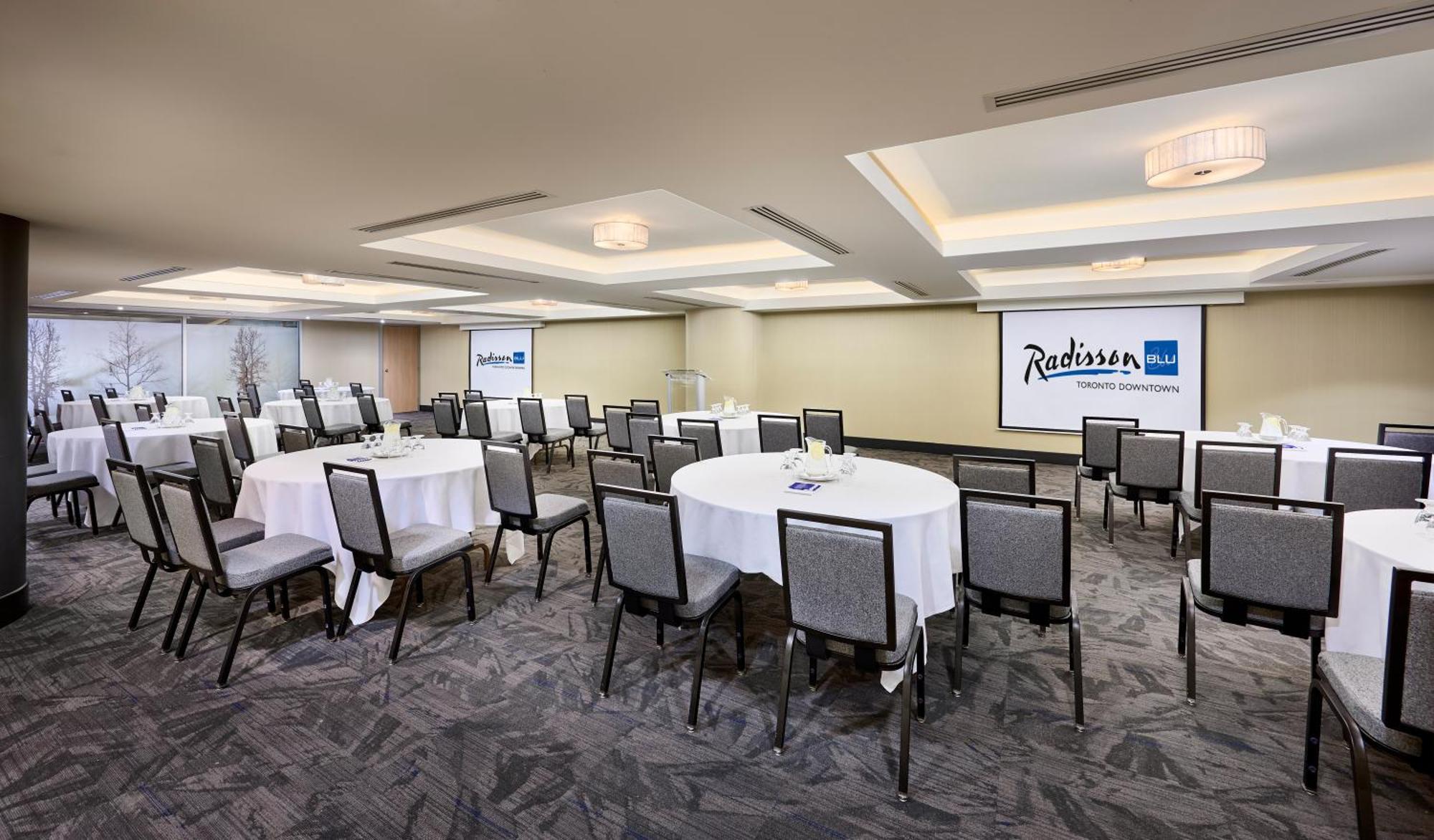 Radisson Blu Toronto Downtown Hotel Exterior photo