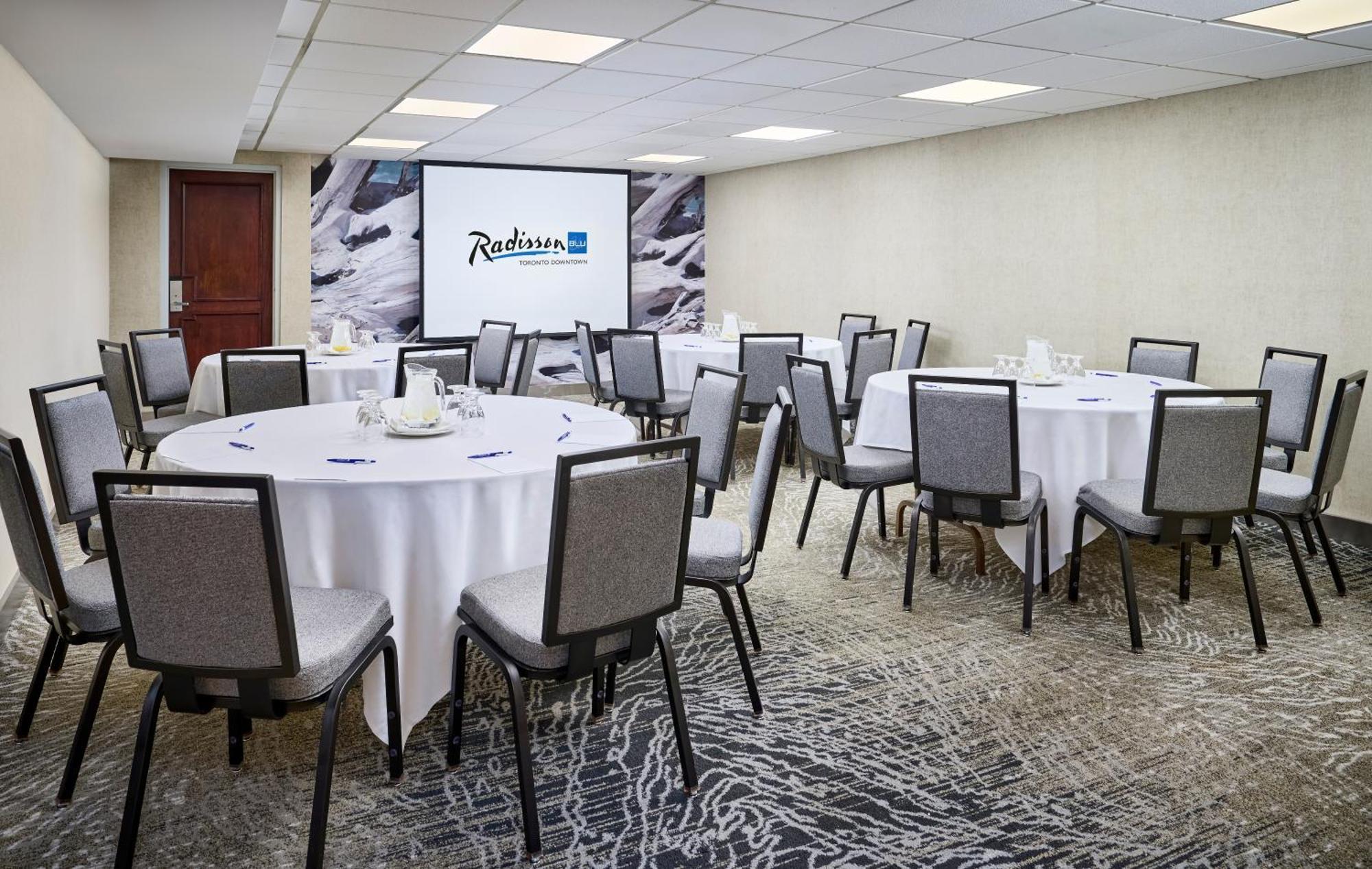 Radisson Blu Toronto Downtown Hotel Exterior photo