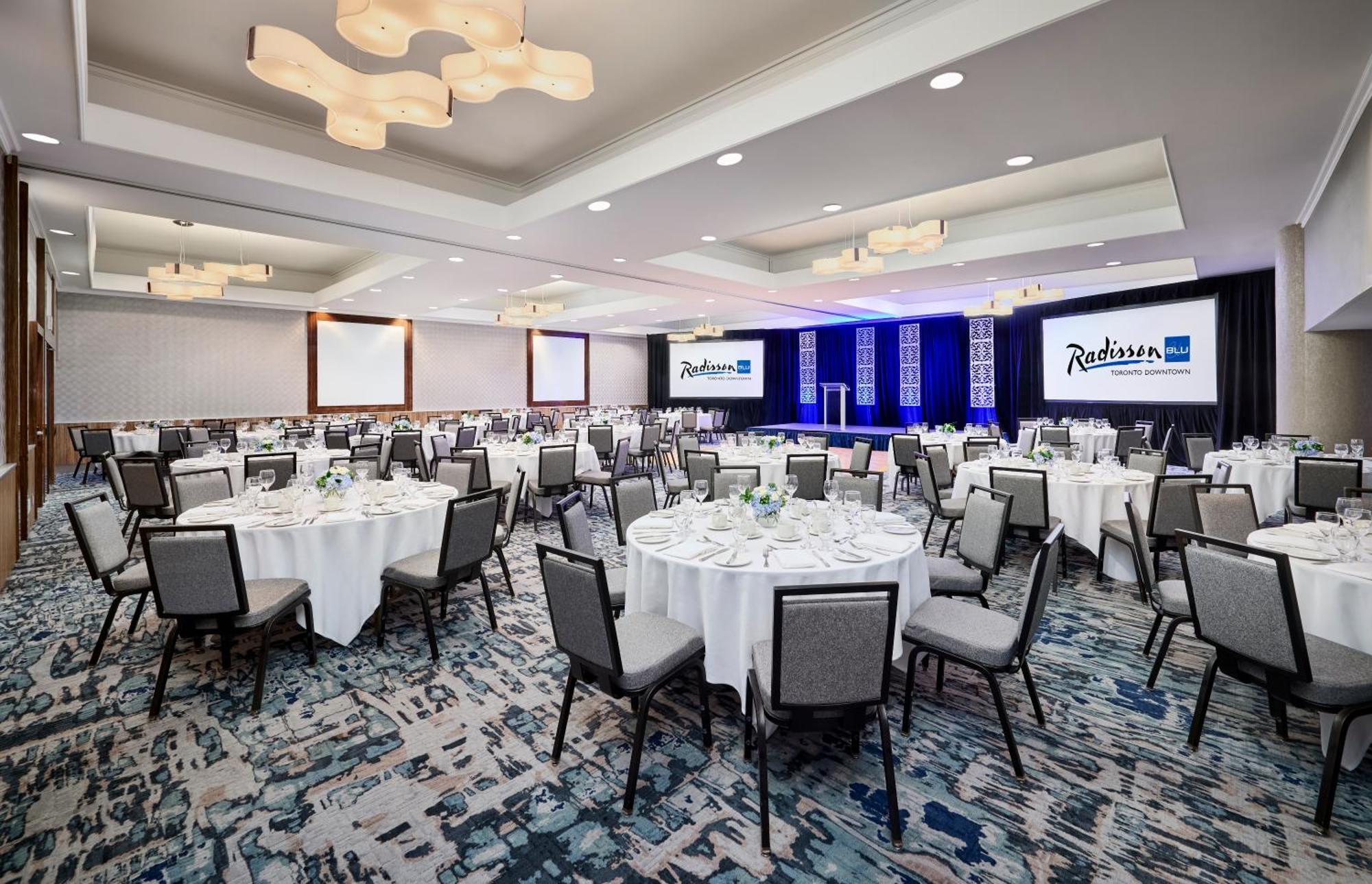 Radisson Blu Toronto Downtown Hotel Exterior photo